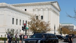 美国总统特朗普在最高法院旁听口头辩论后，总统车队离开最高法院。这起案件涉及他的一项行政命令，该命令旨在终止向在美国出生、父母为无证移民或临时居留者的婴儿自动授予出生公民权。(2026年4月1日)