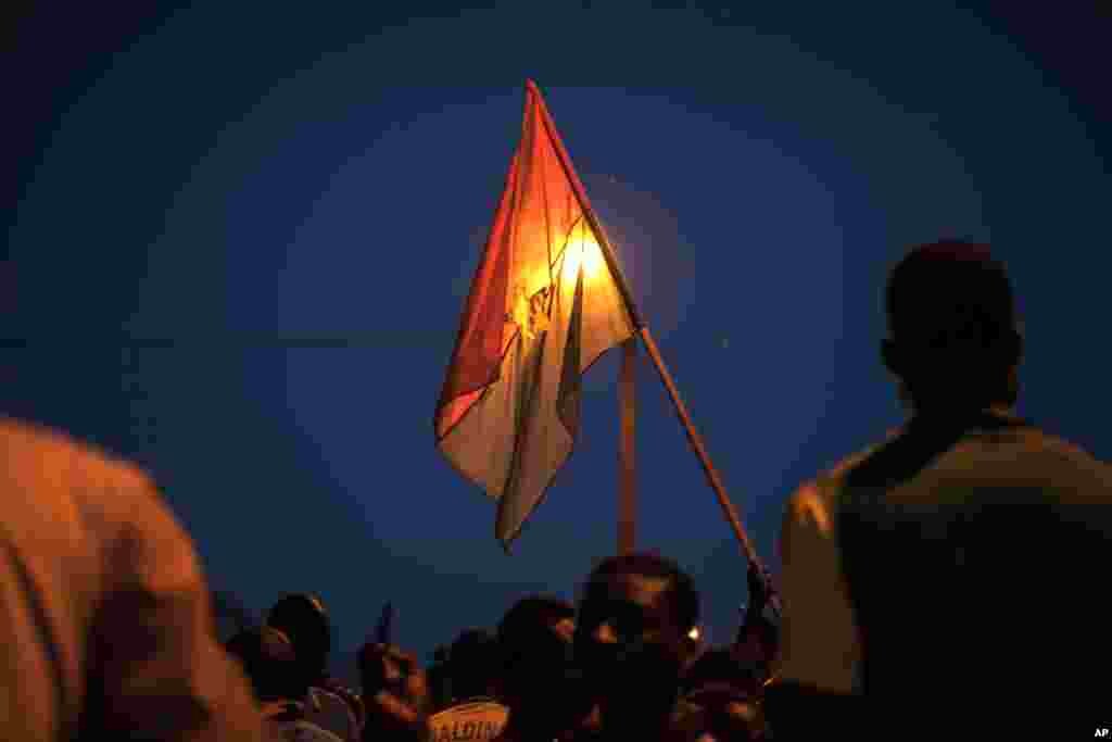 Un manifestant tient un drapeau national du Burkina Faso lors d&#39;une manifestation contre le coup d&#39;État récent à Ouagadougou, Burkina Faso, 21 septembre 2015.