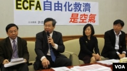 台湾在野党台联党立委许忠信召开有关ECFA的记者会(美国之音 张永泰拍摄) 