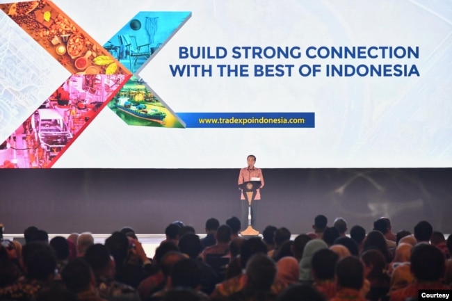 Jokowi dalam sambutannya di acara Trade Expo Indonesia, di İCE BSD, Tangerang, Jawa Barat, Rabu(9/10) mengkhawatirkan serbuan produk impor murah dari China di Indonesia. (Laily Rachev & Vico/Biro Pers Sekretariat Presiden)