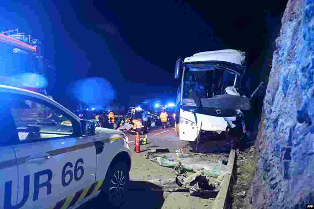 Un bus que salió de Andorra rumbo a Barcelona, España, se estrelló contra un acantilado en el suroeste de Francia.