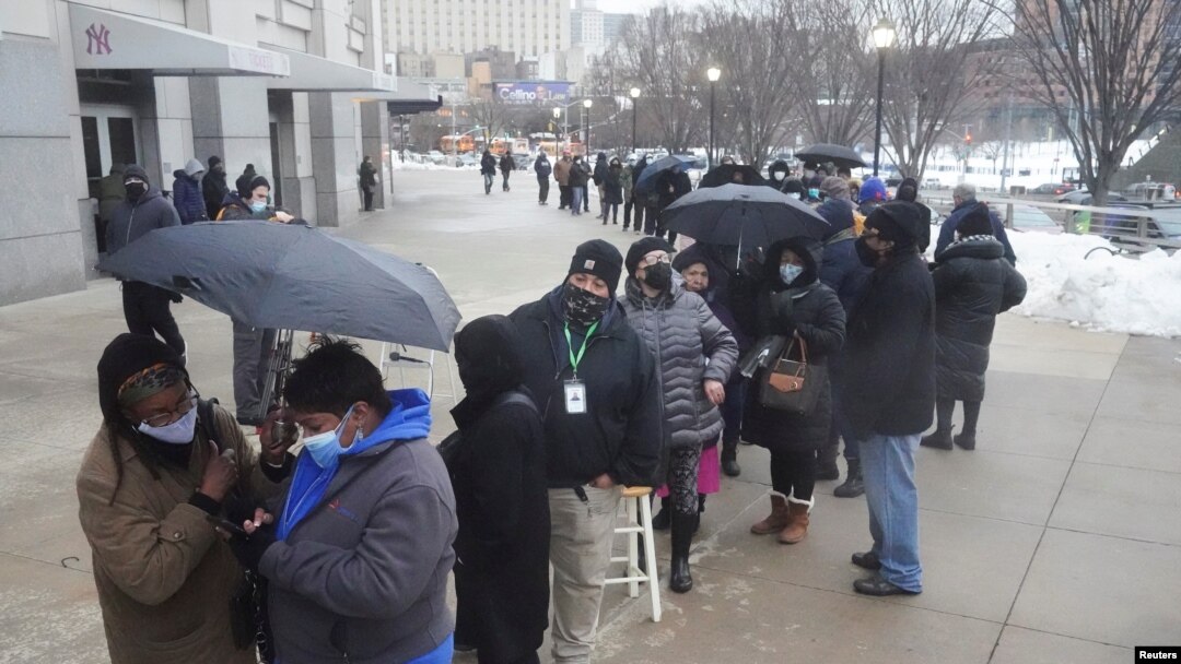 Antrean warga AS untuk vaksinasi COVID-19 di luar stadion Yankee di kawasan Bronx, New York, 5 Februari 2021. (Foto: dok)
