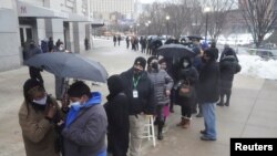 Pessoas em fila fora do estádio Yankee para apanhar a vacina da COVID-19 no Bronx, cidade de Nova Iorque. Fev. 5, 2021.