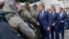 法国总统埃马纽埃尔·马克龙（Emmanuel Macron）2024年5月23日抵达动荡不安的法属新喀里多尼亚，并与当地警察和安全部队人员会面。（美联社） 