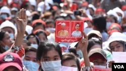 Ratusan warga Myanmar turun jalan mengutuk kudeta atas Aung San Suu Kyi, 7 Februari 2021. (Foto: VOA)