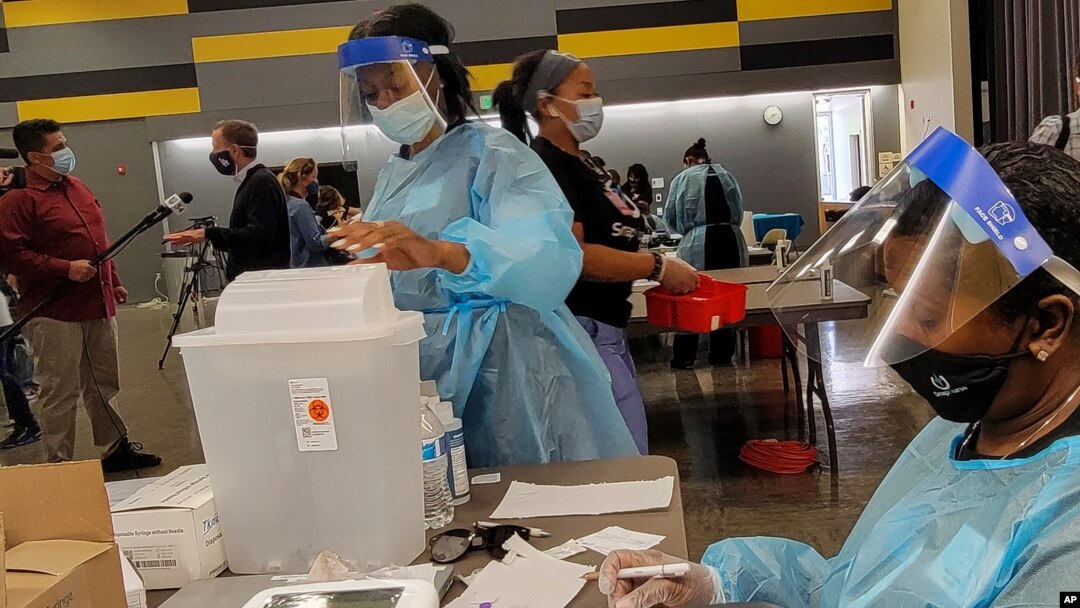 Petugas medis mempersiapkan vaksin COVID-19 untuk memberikan vaksinasi massal bagi remaja di San Pedro, California (foto: dok). 