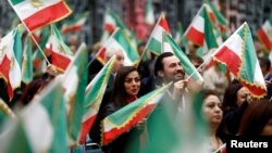 Para warga AS keturunan Iran menghadiri konvensi di California untuk menyatakan dukungan atas demo nasional di Iran, di Los Angeles, California, 11 Januari 2020. (Foto: Reuters)