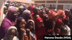 Mata 'yan gudun hijira a wani sansani a Borno