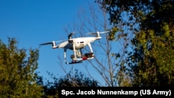 2023年10月31日，一架DJI Phantom无人机在德克萨斯州卡瓦索斯堡举行的Remagen Ready 24-1演习期间飞行。