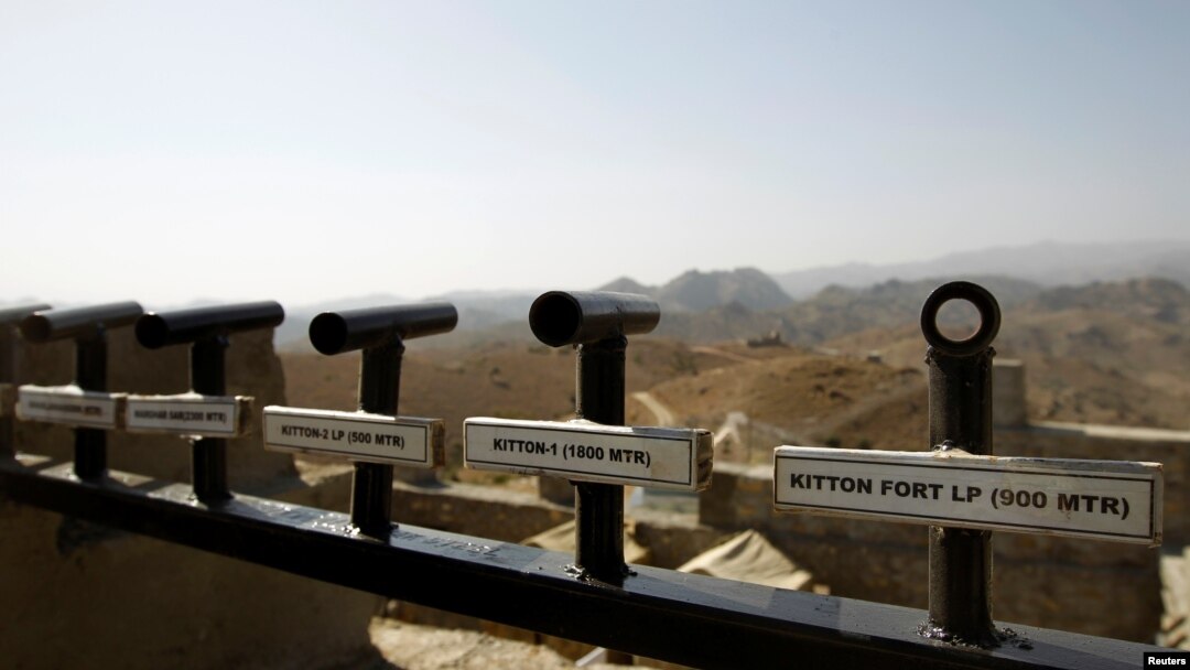 Lokasi dan berbagai informasi terlihat di dinding post pengamatan di Kitton, sepanjang pagar perbatasan dengan Afghanistan di Utara Waziristan, Pakistan, 18 Oktober 2017. 