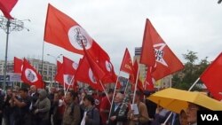 2012年6月俄羅斯左翼勢力在莫斯科市中心集會支持哈薩克斯坦石油工人，集會者批評在哈薩克的中國資本如同資本家，同當地政府一起迫害石油工人。(美國之音白樺拍攝)