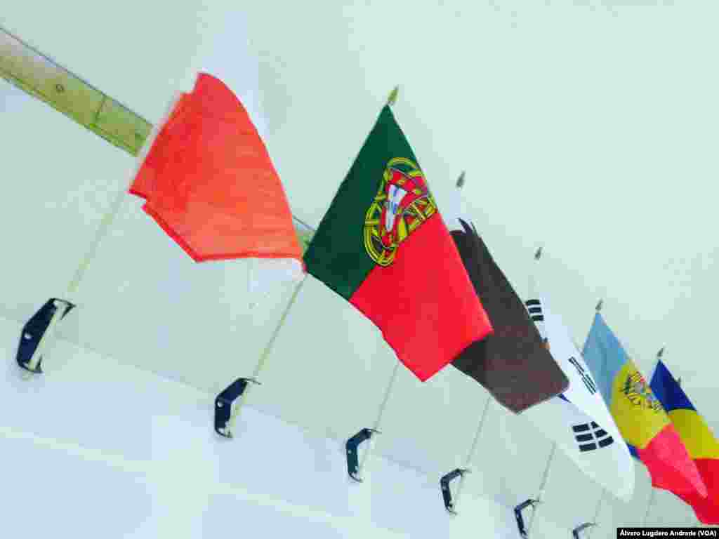 Bandeira Moçambique no corredor da Voz da América em Washington