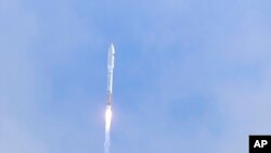 ຈະຫລວດ United Launch Alliance Atlas V ທະຍານຂຶ້ນສູ່ທ້ອງຟ້າຈາກບ່ອນຍິງຈະຫລວດ Launch Complex 41 ໃນສະຖານີຍິງຍານອະວະກາດຂອງກອງທັບອາກາດຂອງສະຫະລັດຢູ່ Cape Canaveral ລັດຟລໍຣິດາ ໃນວັນທີ 17 ພຶດສະພາ, 2020