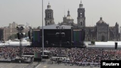 Muchos de los asistentes al concierto pasaron la noche anterior en el Zócalo para conseguir buenos puestos. 