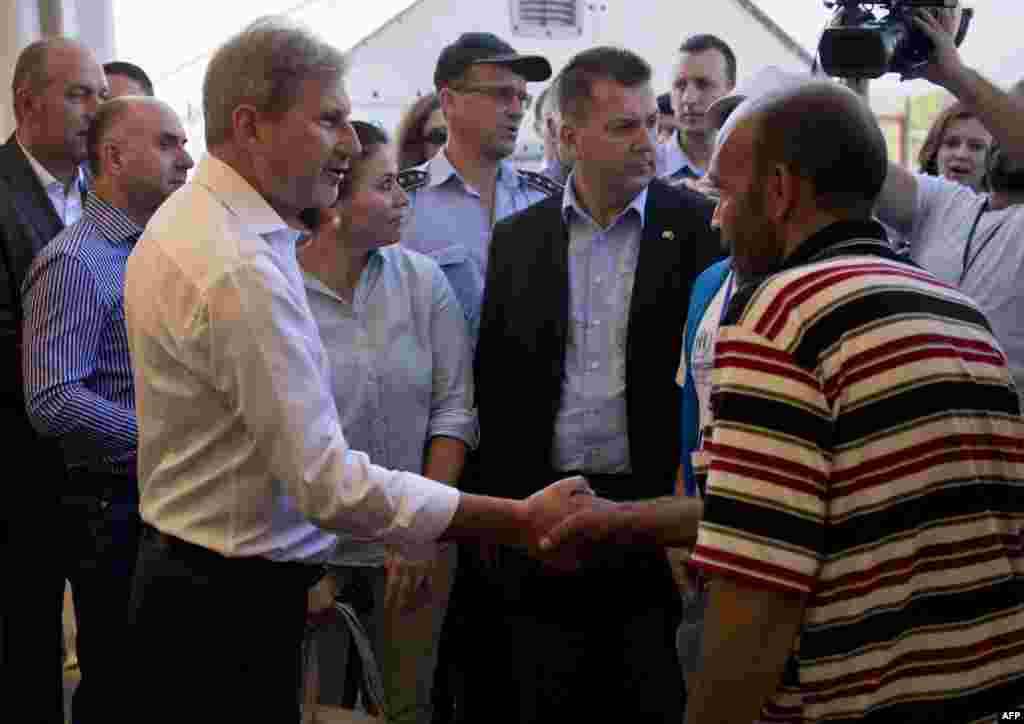 AB'nin genişlemeden sorumlu yetkilisi Johannes Hahn Makedonya'nın Gevgelija kenti yakınlarındaki mülteci kampında