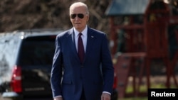 El presidente estadounidense Joe Biden se acerca a los medios de comunicación para dar una declaración antes de embarcar en Marine One para viajar a California desde el South Lawn de la Casa Blanca en Washington, EEUU, el 20 de febrero de 2024.