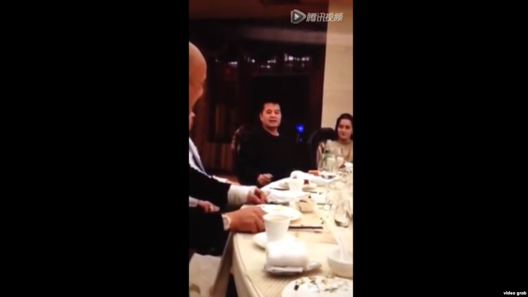 中国央视著名主持人毕福剑在私人聚餐上调侃毛泽东（网络视频截图）
