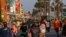 California ပြည်နယ် Los Angeles မြို့ရှိ  Venice ကမ်းခြေမှာ တွေ့ရတဲ့ လူတချို့။ (မေ ၂၃၊ ၂၀၂၀) 
