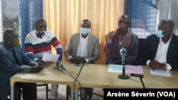 Les membres de la société civille exigent l'évacutaion sanitaire du général Mokoko, emprionné à Brazzaville, le 6 juillet 2020 (VOA/Arsène Séverin)