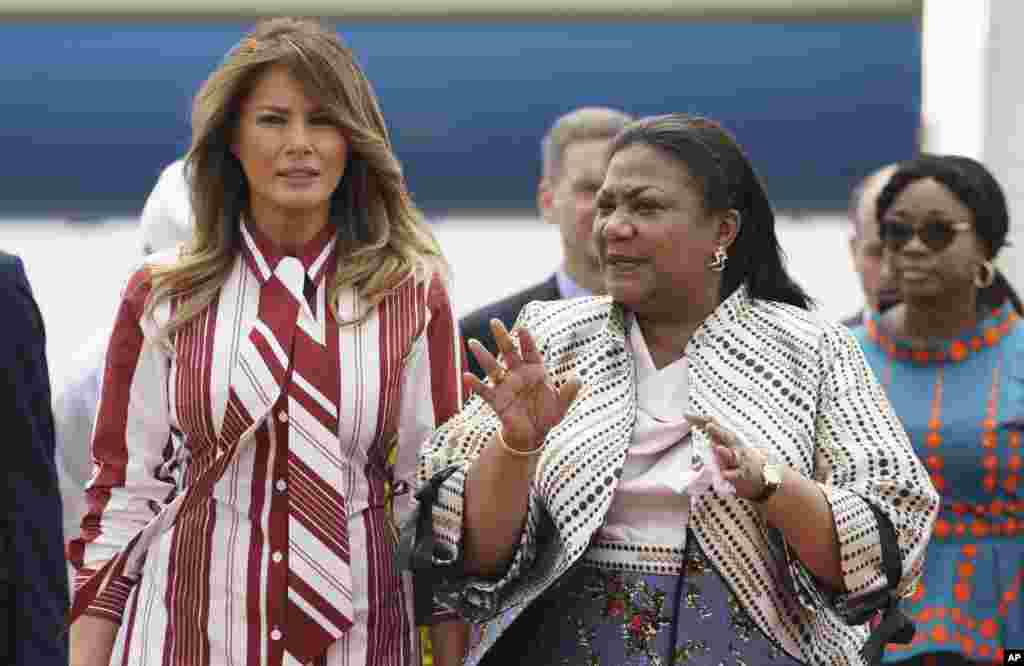 Melania Trump caminha ao lado a primeira dama do Gana, Rebecca Akufo-Addo à chegada ao Aeroporto Internacional de Kotoka em Acra, Gana. 2 de Outubro, 2018.