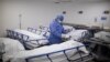  کولمبیا کے ریجنل ہسپتال کے مردہ خانے میں، پیر، 28 جون، 2021کو ایک ہیلتھ ورکر ان مریضوں کی معلومات ریکارڈ کر رہا ہے جو COVID-19 سے متعلق پیچیدگیوں سے مر گئے،
