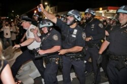 La policía se enfrenta a manifestantes en Brooklyn, Nueva York, el sábado 30 de mayo de 2020. Los manifestantes protestan por la muerte de George Floyd, un hombre negro que murió bajo custodia policial en Minneapolis el 25 de mayo.