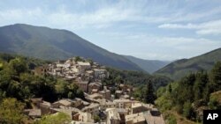 A general view of Filettino, Italy, a small town 70 km east of Rome that is trying to go independent and mint its own money in protest against government austerity cuts, August 2011. (file photo)