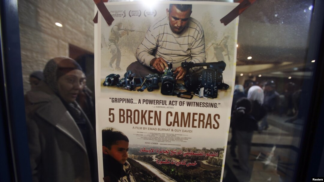 Poster film dokumenter nominasi Oscar "5 Broken Cameras" dipasang di bioskop di Ramallah, Tepi Barat (28/1). (Reuters/Mohamad Torokman)