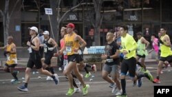 參加洛杉磯馬拉松的選手們在奔跑。（2020年3月8日）