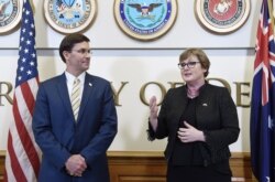 마크 에스퍼 미국 국방장관과 린다 레이놀즈 호주 국방장관이 지난해 10월 워싱턴에서 회담했다.