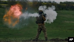 ЗСУ на позиціях біля Вугледара, Донеччина, 1 травня 2023. AP Photo/Libkos