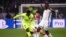 L'attaquant français de Barcelone Ousmane Dembélé (g) rivalise avec l'attaquant français de Lyon Tanguy Ndombélé lors du match entre l'OL et le FC Barcelone le 19 février 2019, au stade Groupama à Decines en France.