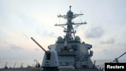 2023年4月10日，部署在美国第7舰队作战区的阿利·伯克级导弹驱逐舰米利厄斯号在南海一个秘密地点正在执行一项行动。（路透社照片）