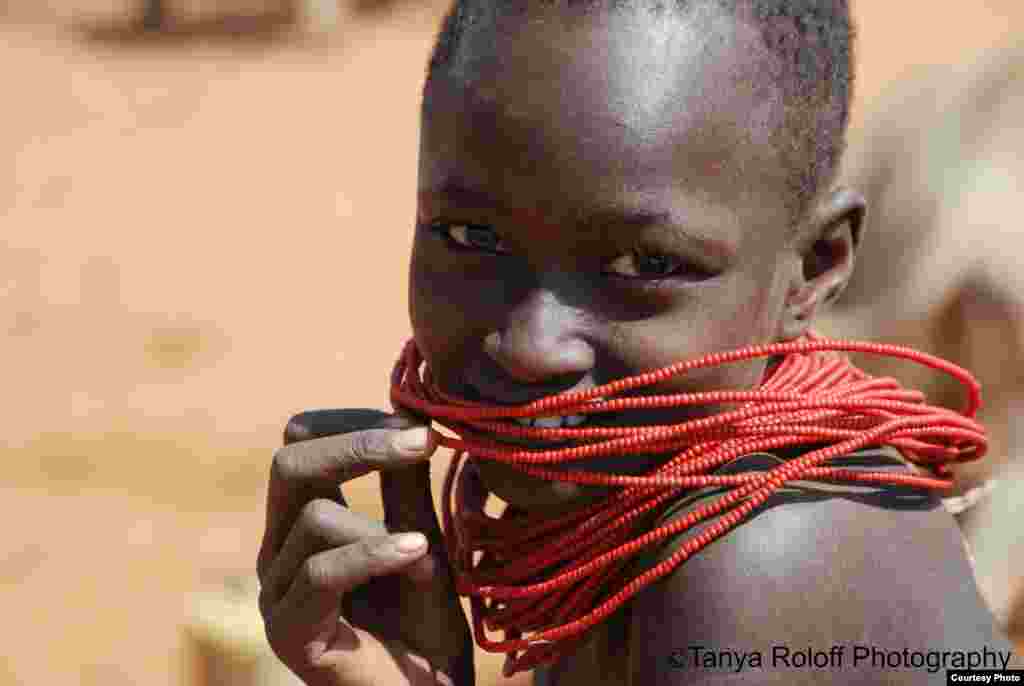 Tonya Roloff meraih juara harapan lewat fotonya &quot;Kenyan Girl&quot;, sebuah potret anak perempuan Maasai di wilayah Maparasha, Kenya.