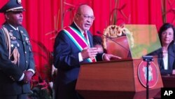 Presiden Suriname Desi Bouterse menyampaikan pidato pada pelantikan untuk masa jabatan kedua di Paramaribo, 12 Agustus 2015 (foto: dok).