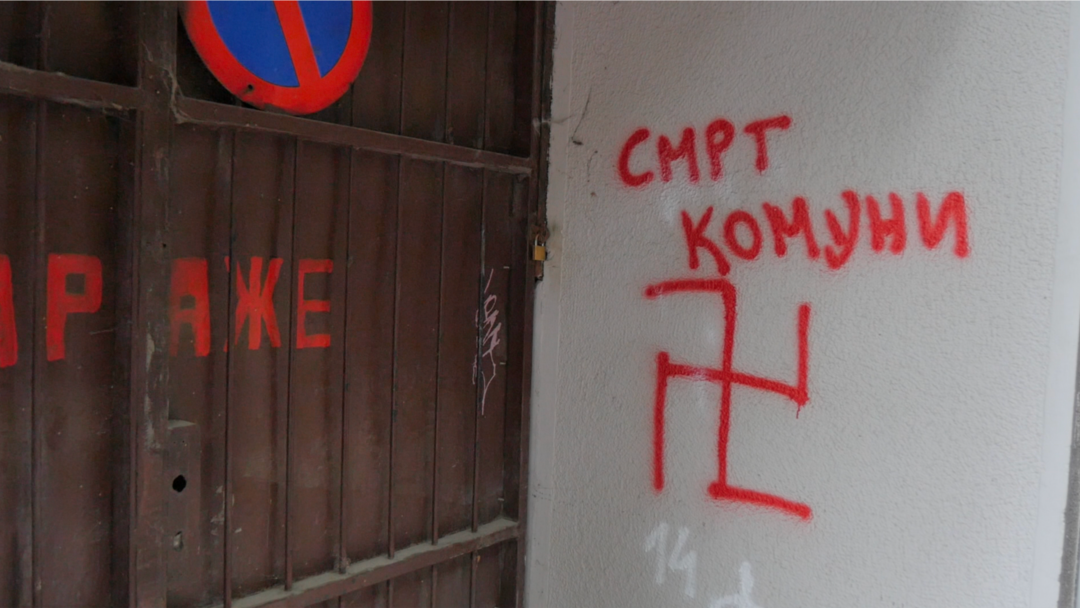 Grafiti ispred ulaza u prostorije Inicijative Ne davimo Beograd