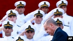 Turkey's Recep Tayyip Erdogan arrives to speak to military academy graduates in Istanbul, Aug. 31, 2019. Turkey has threatened to launch an offensive into Syria if plans to establish a safe zone along Turkey's border fail to meet his expectations.