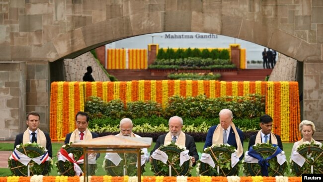 Líderes del G20, incluyendo al primer ministro de India, Narendra Modi, los presidentes de Brasil, Luiz Inácio Lula da Silva, y EEUU, Joe Biden, y el premier británico, Rishi Sunak, visitan el monumento a Mahatma Gandhi, el 10 de septiembre de 2023, en Nueva Delhi.