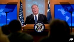 El secretario de Estado de EE.UU., Mike Pompeo, se dirige a los periodistas durante una rueda de prensa celebrada en Washington, el 25 de febrero de 2020.