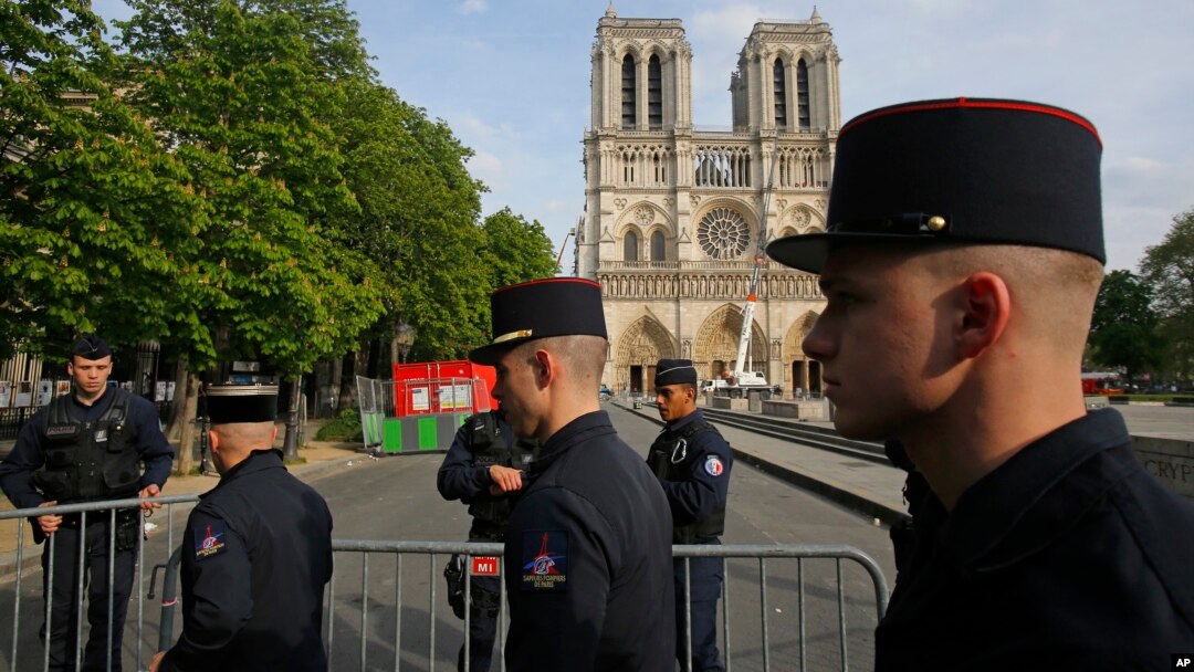 Anggota pemadam kebakaran Paris memasuki batas pengamanan di Katedral Notre Dame di Paris, 18 April 2019.
