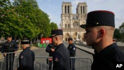 Anggota pemadam kebakaran Paris memasuki batas pengamanan di Katedral Notre Dame di Paris, 18 April 2019.
