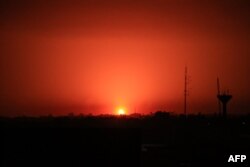 Serangan Israel menerangi langit di atas Khan Yunis di Jalur Gaza selatan saat pertempuran kembali terjadi antara Israel dan Hamas pada 2 Desember 2023. (Foto: AFP)