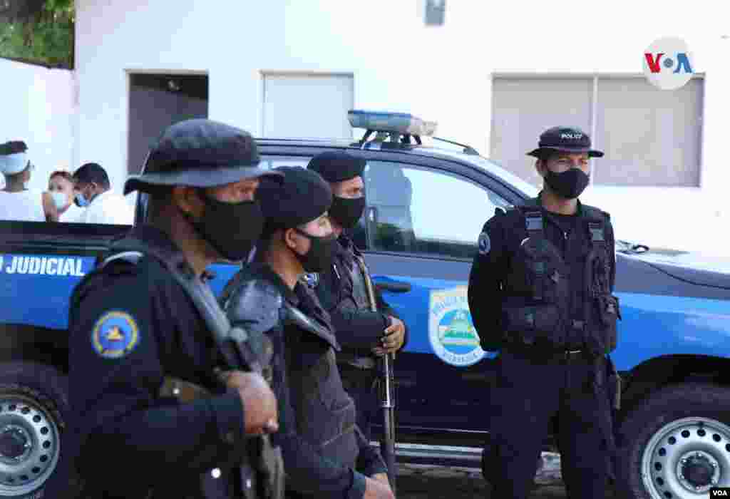 En el allanamiento en el diario La Prensa participaron al menos una treintena de agentes de la Policía nicaragüense.