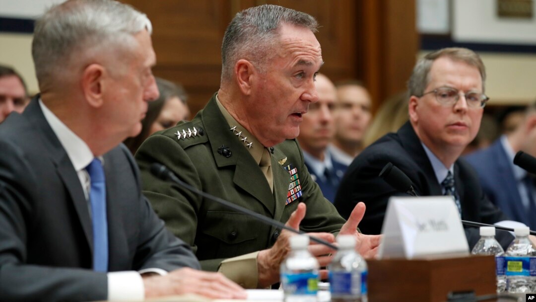 Ministar odbrane Jim Mattis (lijevo) i general Joseph Dunford na pretresu komiteta