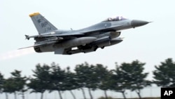 ARCHIVO - El caza F-16 de la Fuerza Aérea de los EEUU despega durante un ejercicio aéreo conjunto anual "Max Thunder" entre Corea del Sur y EEUU en la Base Aérea de Kunsan en Gunsan, Corea del Sur, el 20 de abril de 2017.