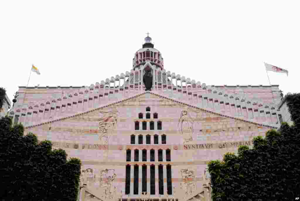Basilica of the Annunciation. Current structure built in 1969 over remains of previous churches. Designed by Italian architect Giovanni Muzio. (VOA - M. Lipin)
