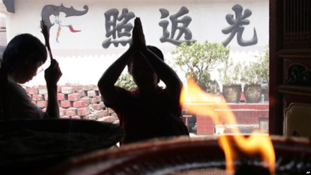 Vụ nổ xảy ra khi hàng trăm tín đồ cầu nguyện bên trong chùa Ekayana. 