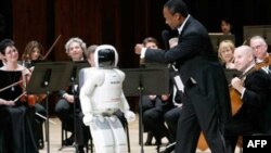 Asimo sa dirigentom Simfonijskog orkestra u Detroitu