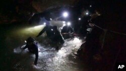 Des sauveteurs dans la grotte inondée, nord de la Thailande, le 2 juillet 2018.