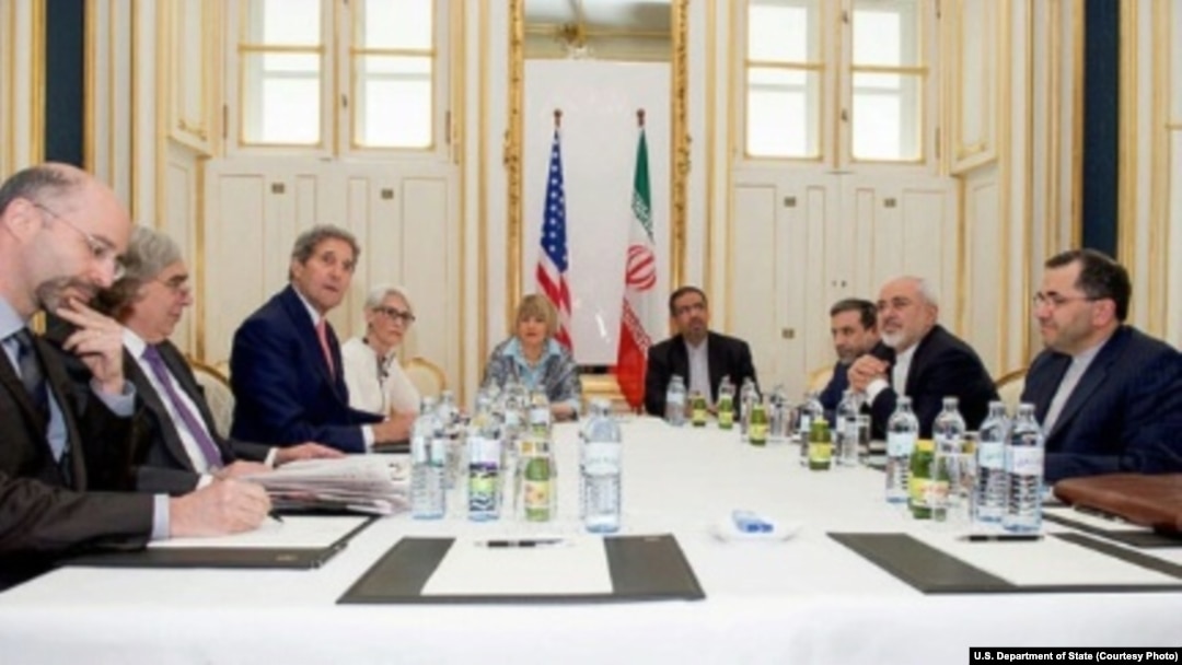Menteri Luar Negeri AS John Kerry (kedua dari kiri) dalam pertemuan dengan Menteri Luar Negeri Iran Mohammad Javad Zarif (kedua dari kanan) di sebuah hotel di Wina, Austria (27/6). 